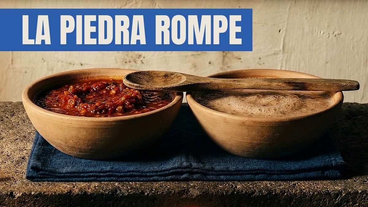 Dos cuencos de barro sobre un paño azul, uno con salsa martajada y otro con salsa licuada, con una cuchara de madera atravesada encima.